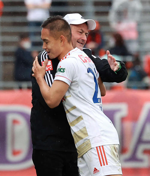 5日の大宮戦、死闘を制したアルベルト監督は、早川と抱き合って喜び合う