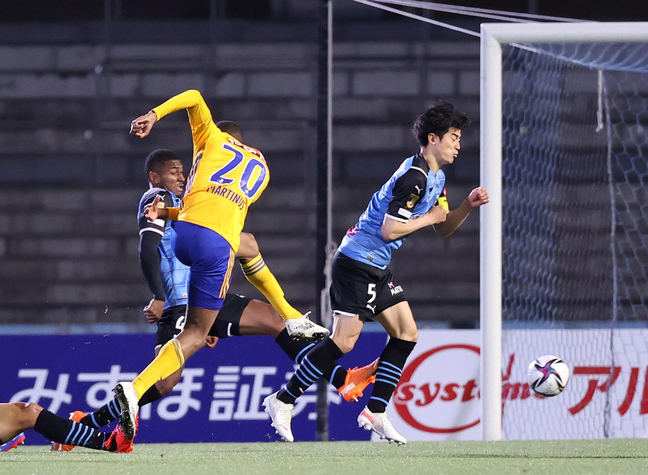 12日、川崎F戦の後半、左足でゴールを決めるマルティノス