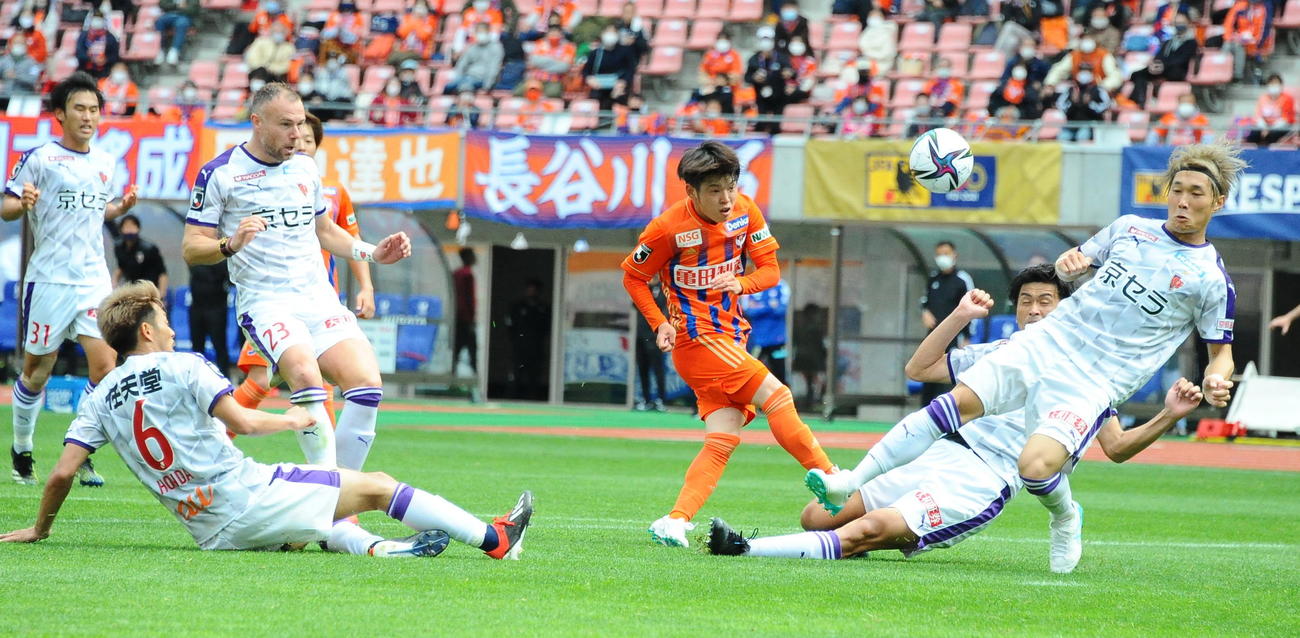 試合終了間際、中央から本間がシュートを放つが、京都の分厚い守備に阻まれる