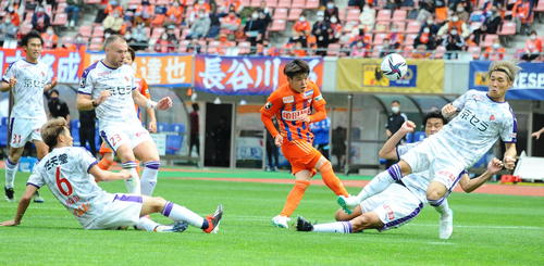 試合終了間際、中央から本間がシュートを放つが、京都の分厚い守備に阻まれる