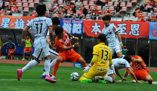試合終了間際、相手ゴールに攻め込む新潟の選手だったが最後までゴールを割れず