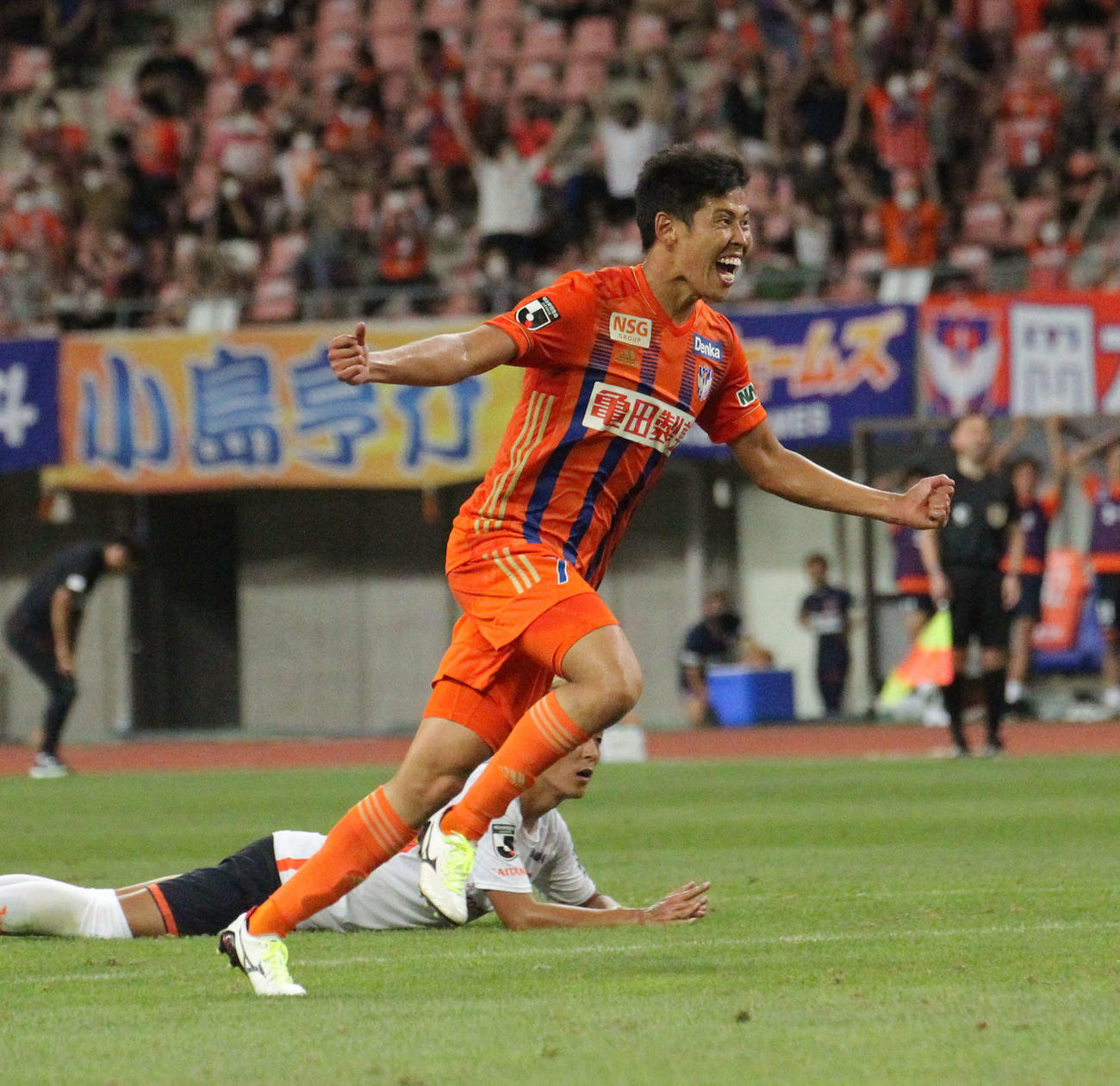 1－1の後半ロスタイムに追加点を挙げ、両手を広げて喜びを表す谷口