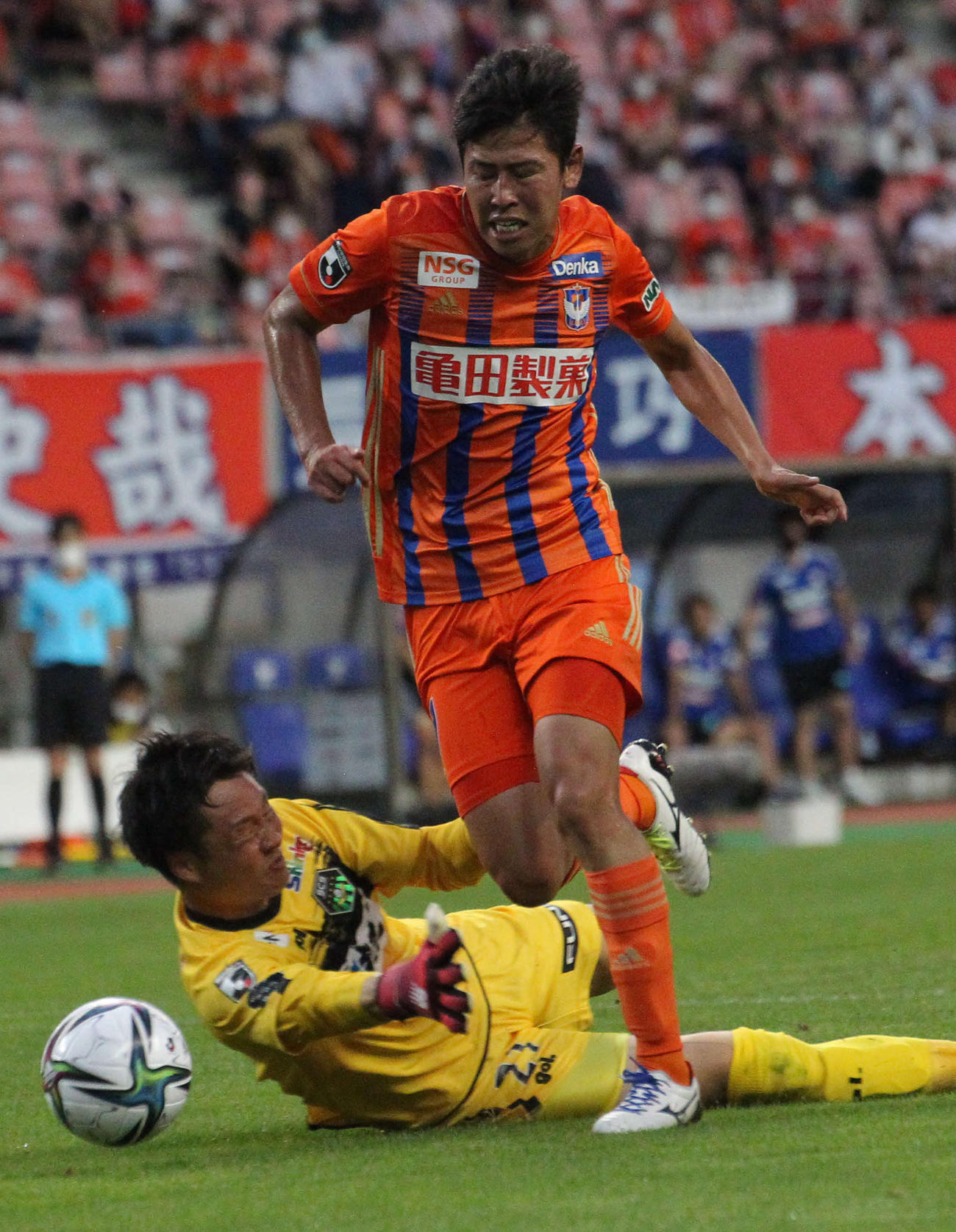 22日の相模原戦　前半、飛び出したGKをかわすFW谷口