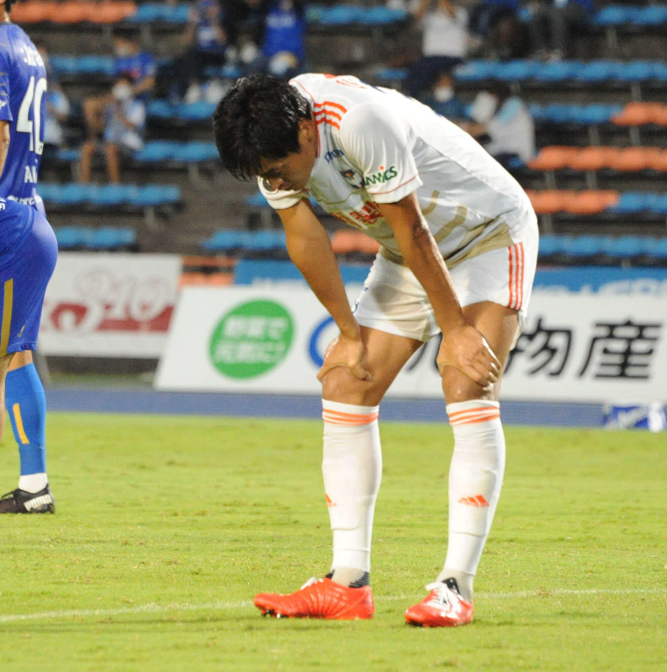 試合終了後、膝に手をつくDF千葉