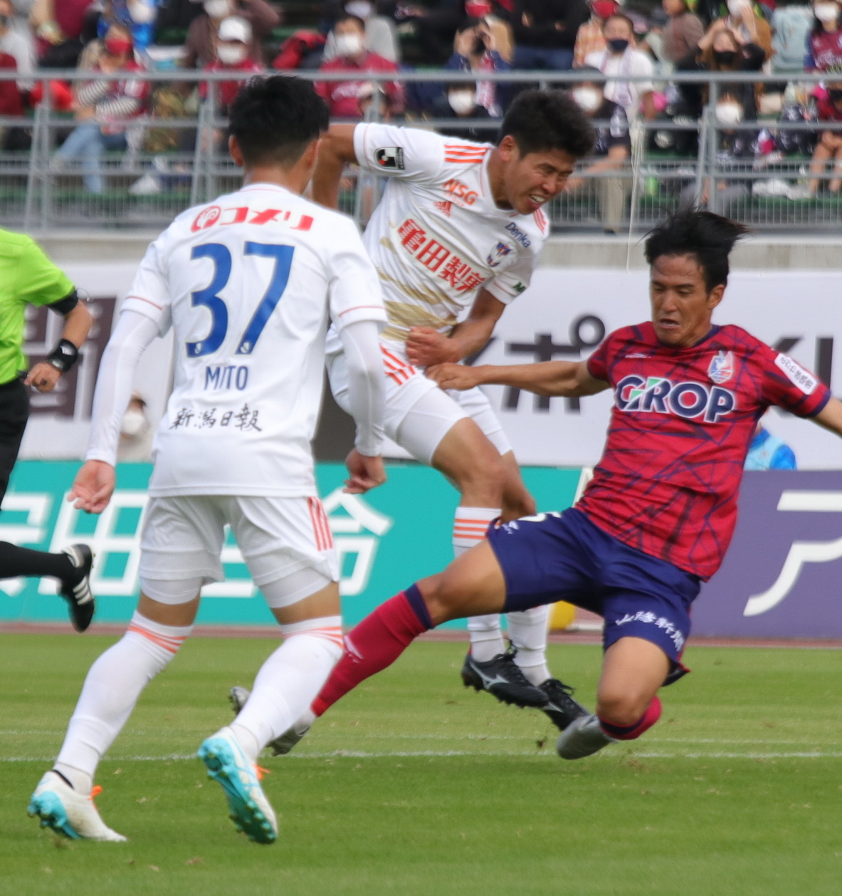 10月31日岡山対新潟　後半12分にドリブルから同点ゴールを決めた谷口（中央）