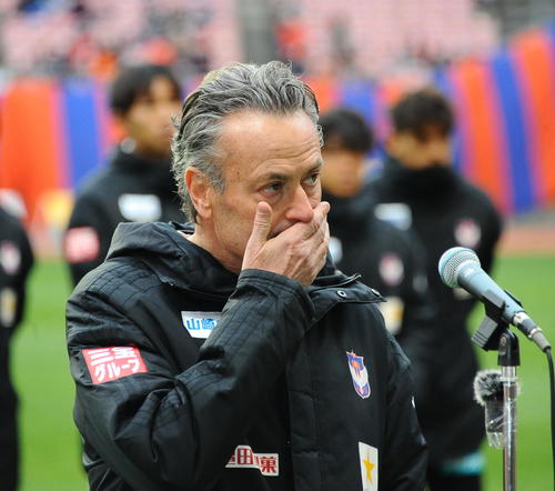 試合終了後のセレモニーで退任のあいさつをするアルベルト監督