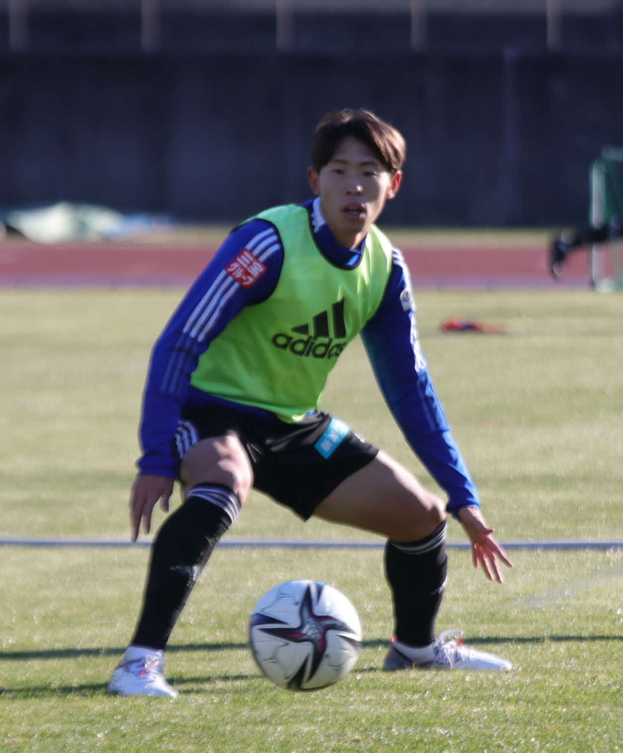 高知キャンプでボールを追う渡辺