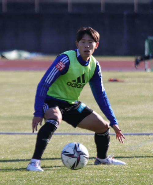 高知キャンプでボールを追う渡辺