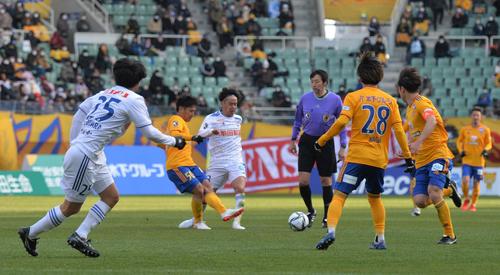 ボールを奪い合う新潟・伊藤（中央）（撮影・佐藤究）