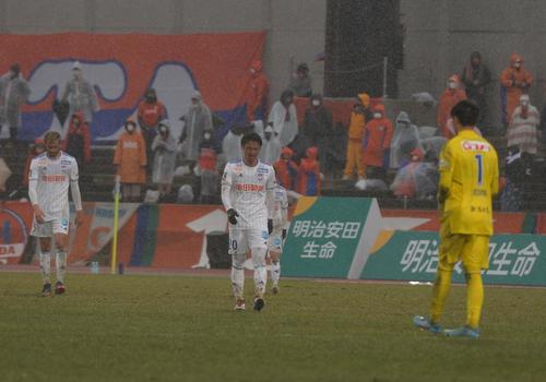 今季初黒星を喫し、雨の中、肩を落とす新潟の選手たち(撮影・佐藤究)