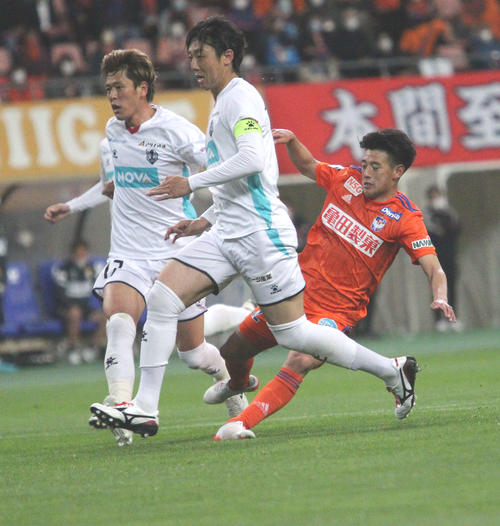 27日の岩手戦、前半に移籍後初ゴールを決めた松田（右）