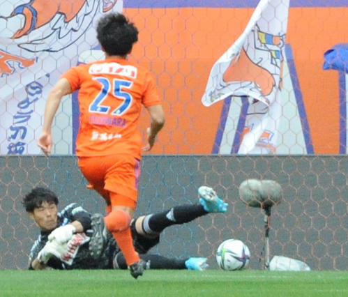 第11節ホーム長崎戦でシュートに反応するGK小島（2022年4月23日撮影）