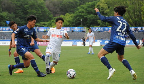 後半36分にプロデビューし、好プレーを見せた吉田（左から3人目）