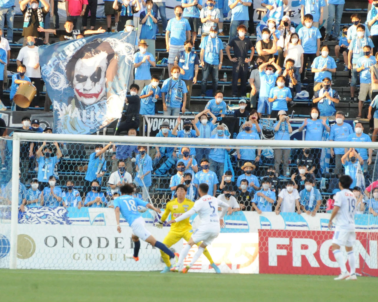 前半19分、横浜FCの小川（左）に先制点を奪われる