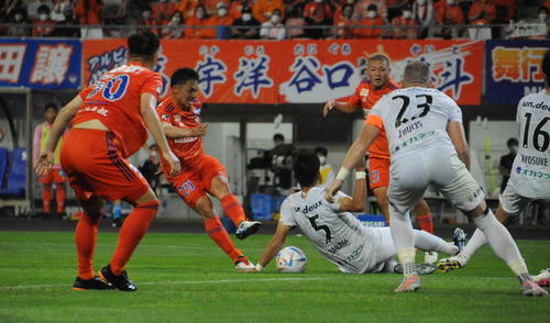 後半ロスタイム、島田のシュートは相手の手に当たったように見えたがファウルの判定はなし（2022年7月23日撮影）