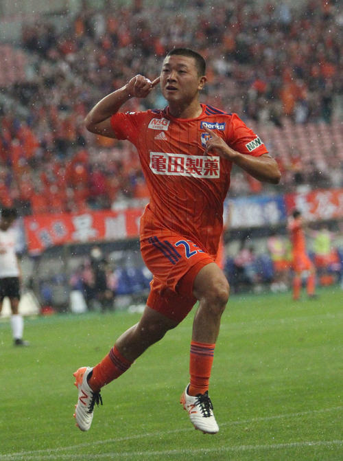 20日、熊本戦の前半18分、先制ゴールを決めた小見はスタンドへアピールする