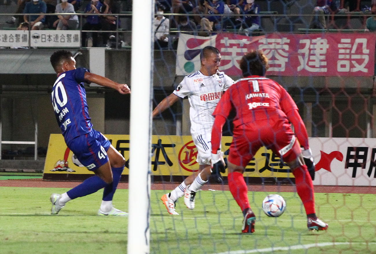 14日の甲府戦で前半18分に先制ゴールを決める小見
