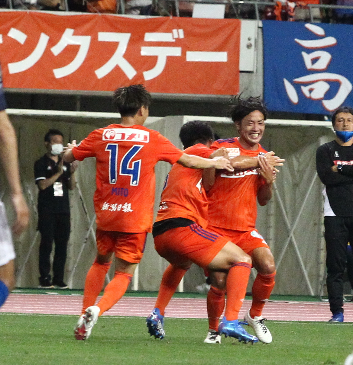 18日、水戸戦で先制点を決めた星（右）をチームメートが祝福する