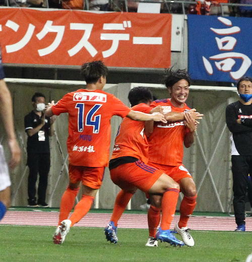 18日、水戸戦で先制点を決めた星（右）をチームメートが祝福する