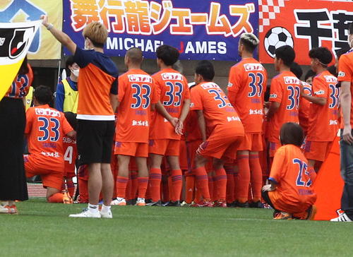 試合開始前、高木のユニホームを着て整列する新潟のメンバー