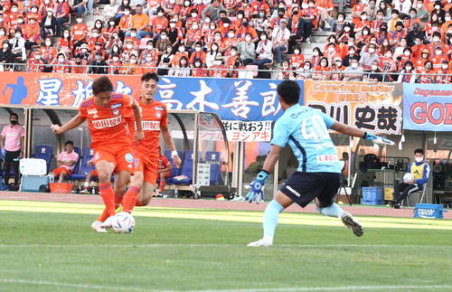 後半27分、ゴール中央から決勝点を決める秋山（左）