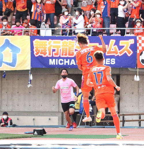 後半27分に決勝点を奪い、跳び上がって喜ぶ秋山（6番）