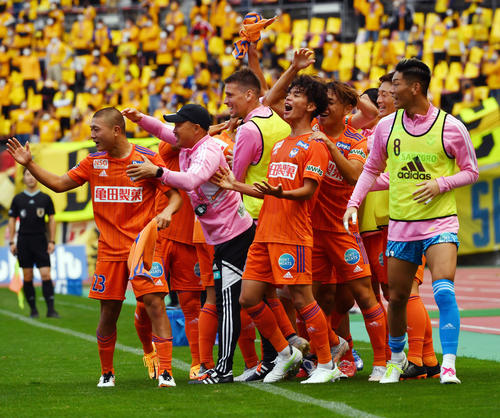 新潟対仙台　後半、2点目のゴールを決めた新潟MF伊藤涼太郎（左から4人目）はイレブンと喜び合う（撮影・柴田隆二）
