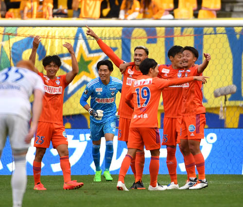 新潟対仙台　勝利の瞬間、抱き合う新潟イレブン（撮影・柴田隆二）
