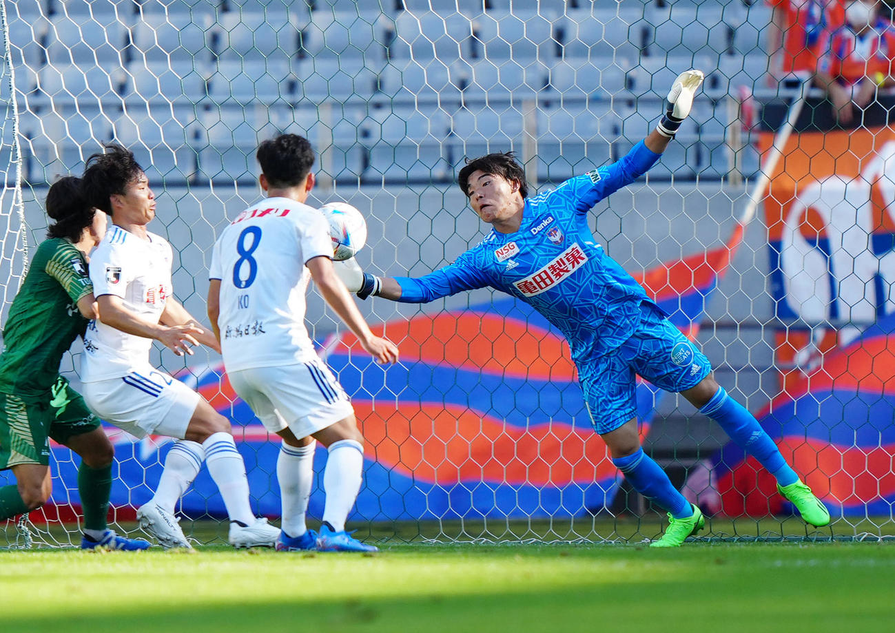 新潟GK小島亨介（右）（2022年10月15日撮影）