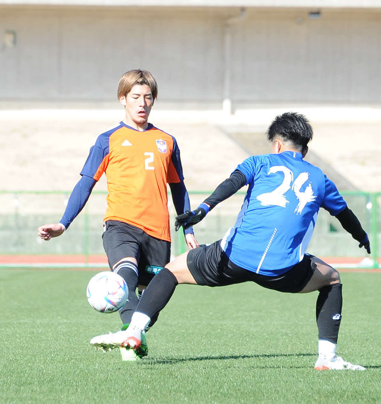J3今治との練習試合（1月25日）でパスを出す新井（左）