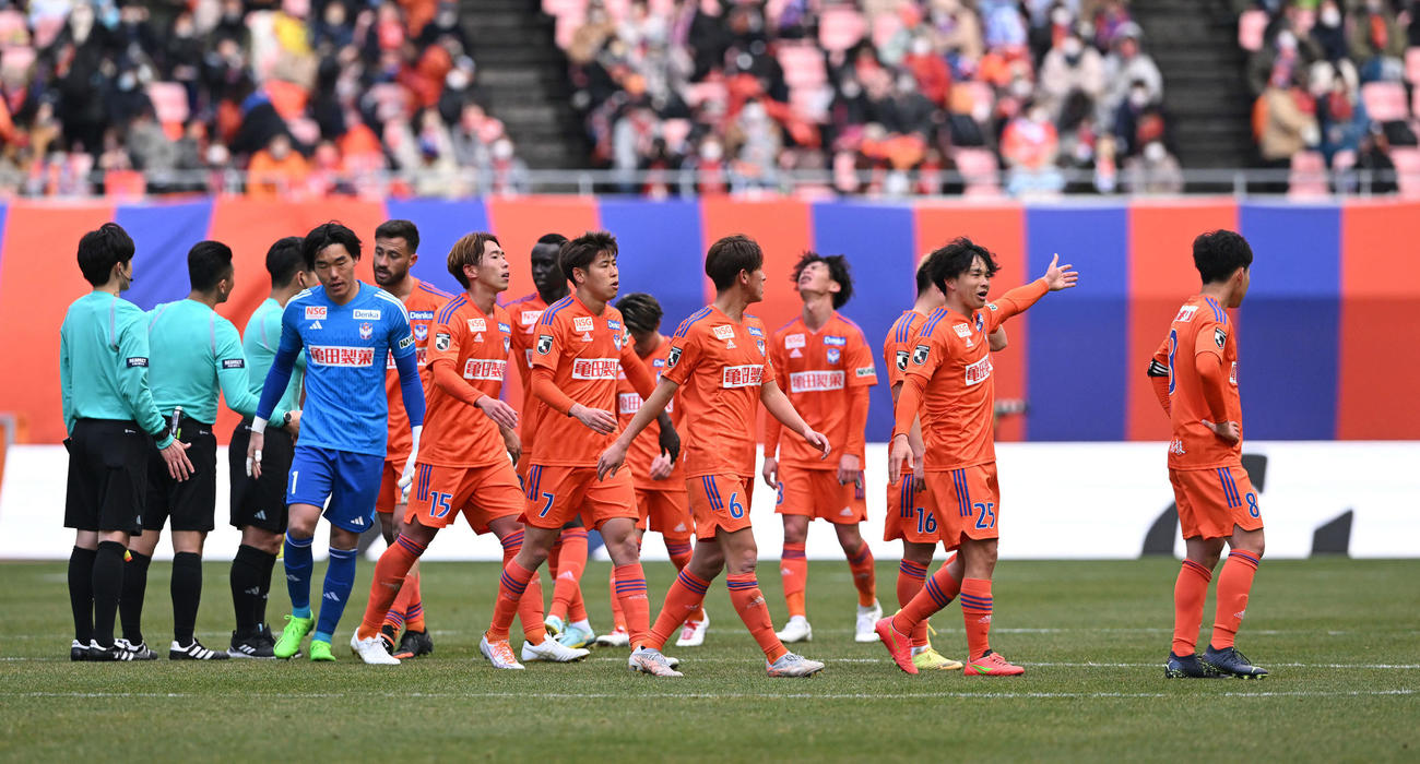 4日札幌戦は後半に追いつかれ引き分けに終わり、悔しげな新潟の選手たち（撮影・滝沢徹郎）