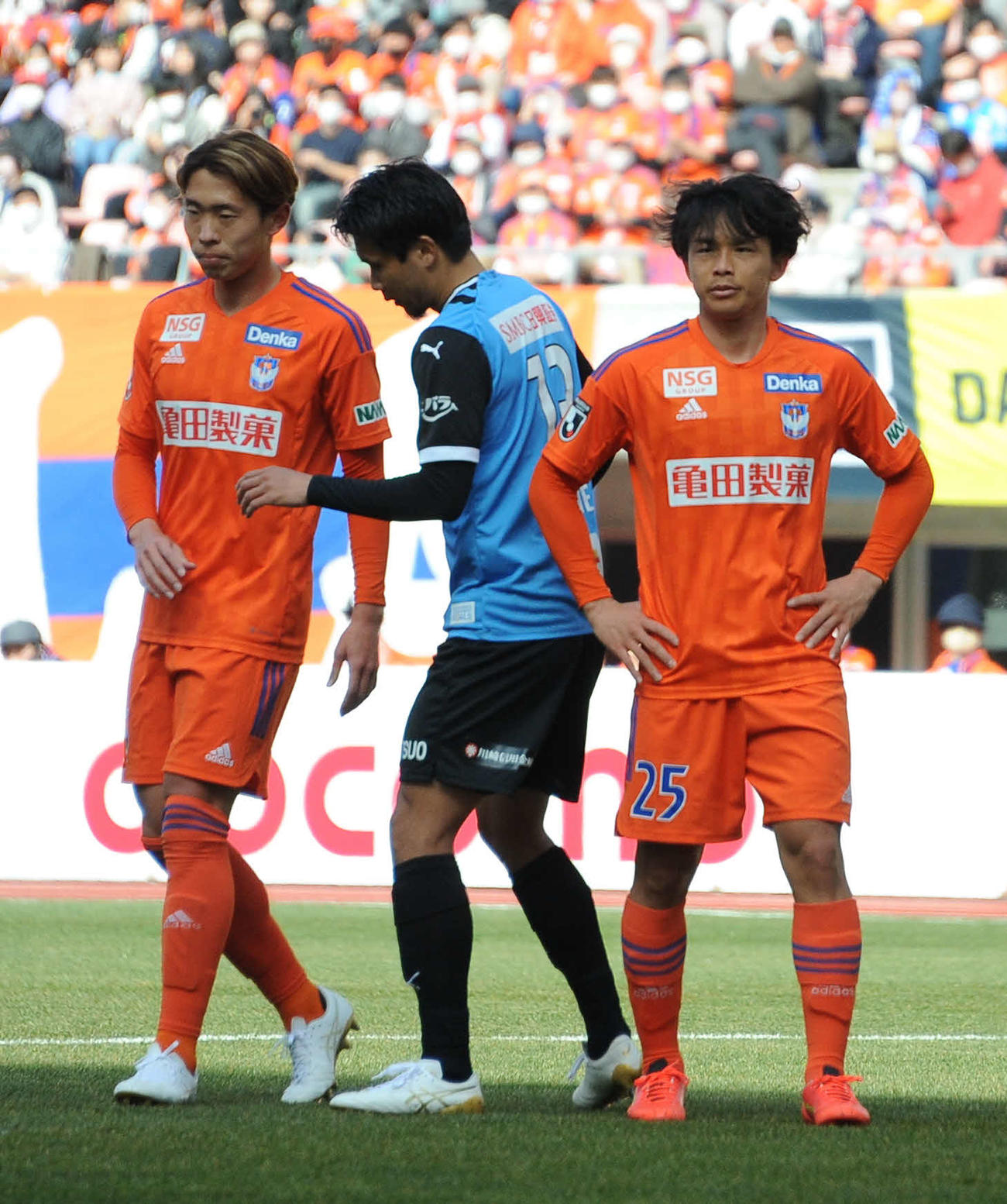 川崎Fの攻撃を封じた左SB渡辺泰基（左）と右SB藤原奏哉
