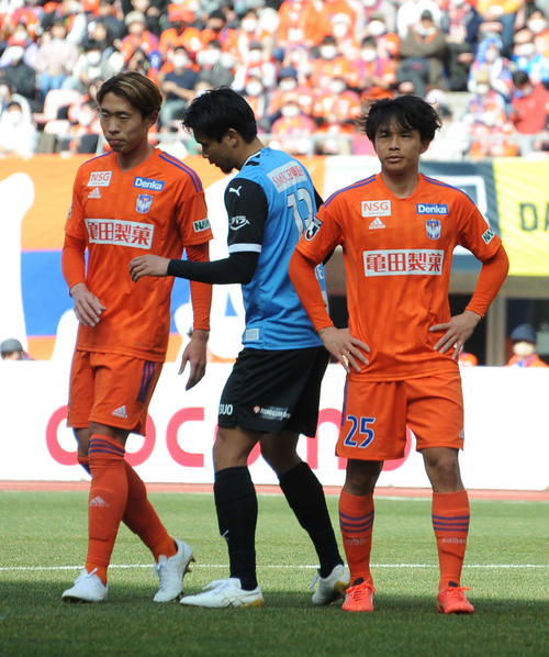 川崎Fの攻撃を封じた左SB渡辺泰基（左）と右SB藤原奏哉