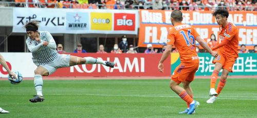 2-2の後半ロスタイムに決勝点を奪う伊藤(右)