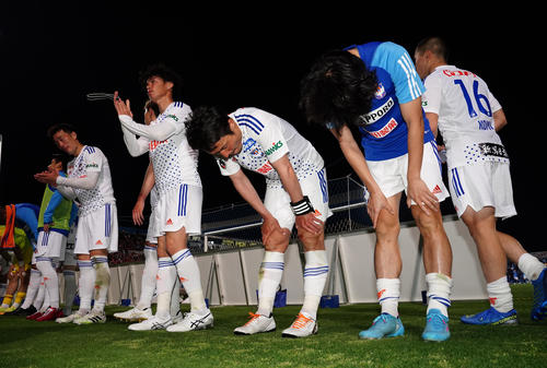 23年5月3日、横浜FC対新潟　試合後、サポーターにあいさつする新潟の選手たち