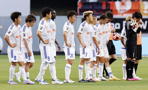 鳥栖に敗れ、肩を落とす新潟イレブン