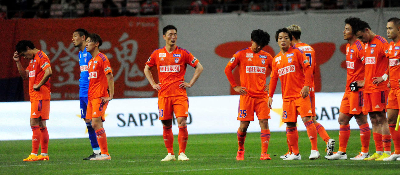23年5月24日、新潟対福岡　試合後の整列で肩を落とす新潟の選手たち