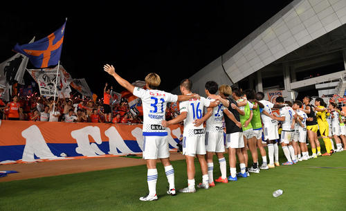 18日福岡戦に勝利し、サポータと喜ぶ新潟イレブン（撮影・岩下翔太）