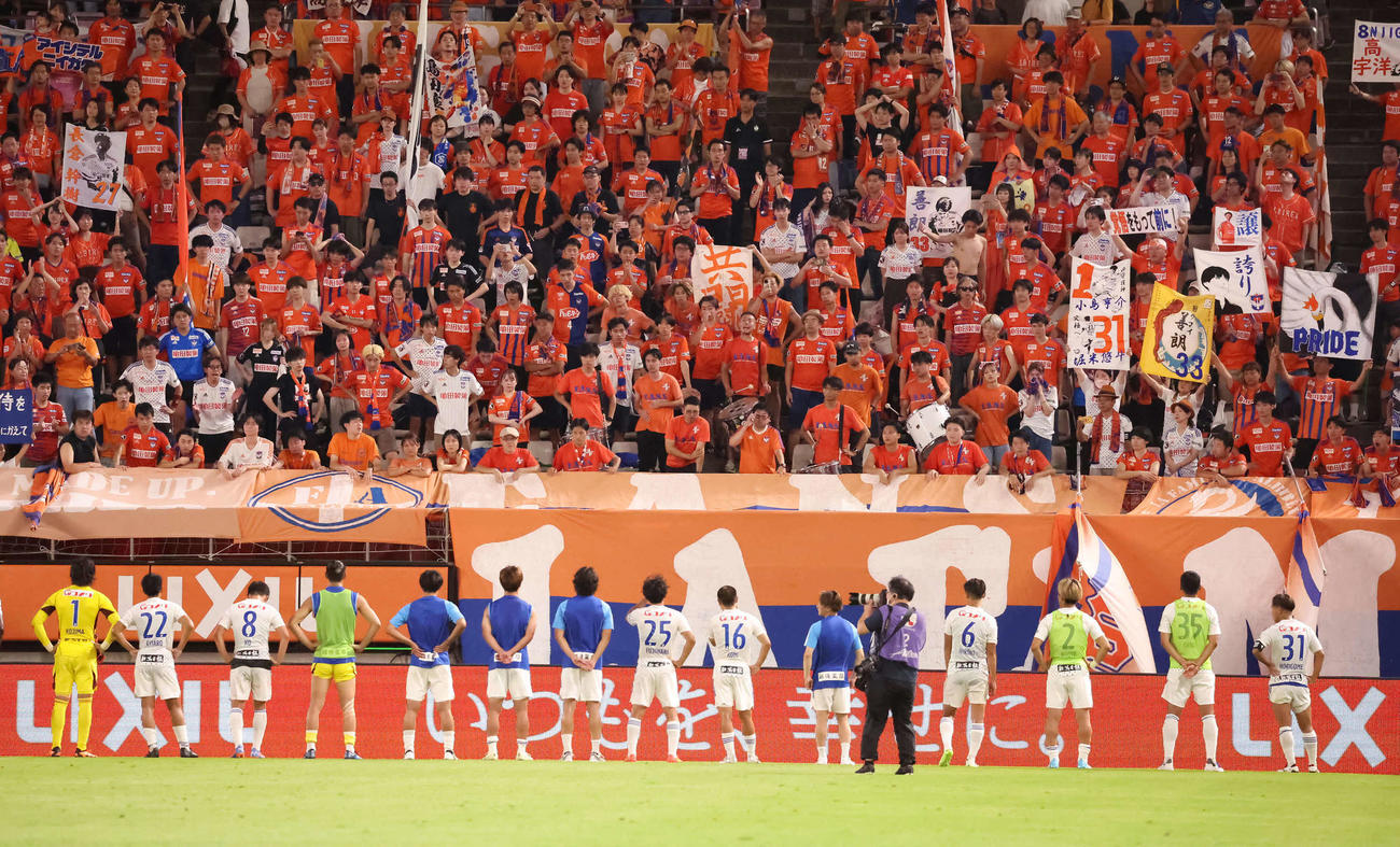 鹿島対新潟　試合後、サポーターにあいさつする新潟イレブン（撮影・丹羽敏通）