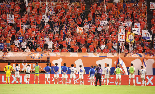 鹿島対新潟　試合後、サポーターにあいさつする新潟イレブン（撮影・丹羽敏通）