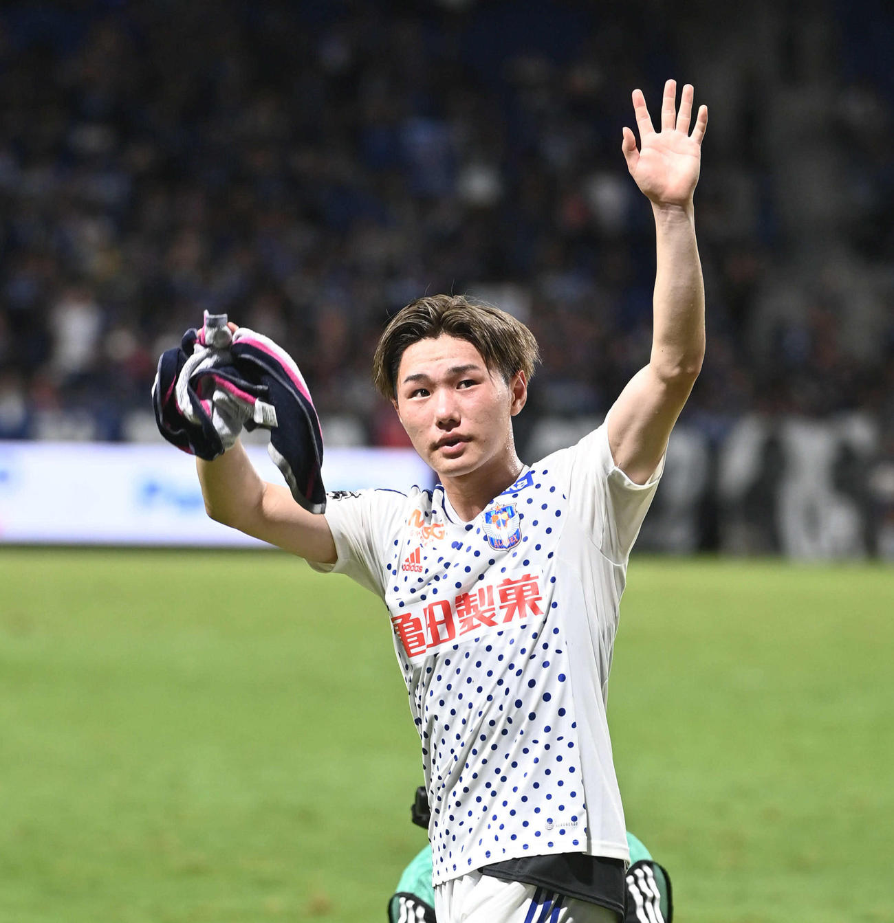 試合後、ファンに手を振る三戸（2023年9月17日撮影）