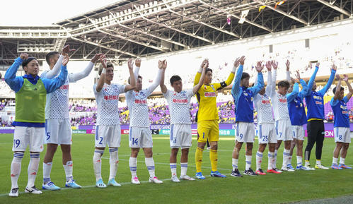 2試合ぶり勝利を挙げ、スタンドの声援に応える新潟イレブン（共同）