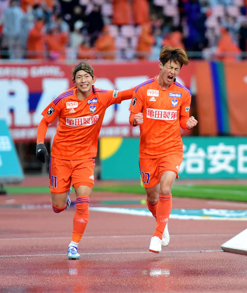 後半42分、J1初ゴールを決め喜ぶ長倉（右）（撮影・大島享也）