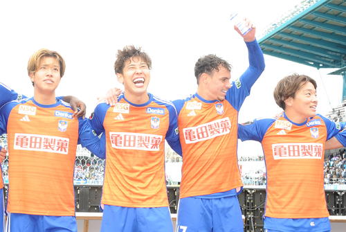 試合終了後、サポーターに笑顔を見せる谷口（左から2人目）