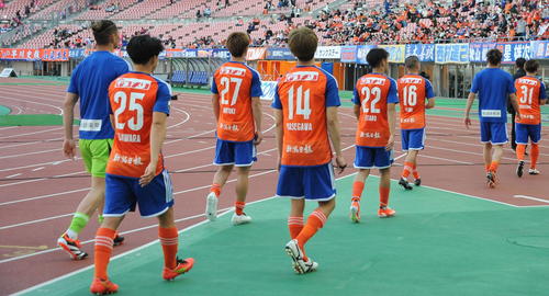 今季初の連敗となり、ガックリと肩を落とす新潟の選手たち