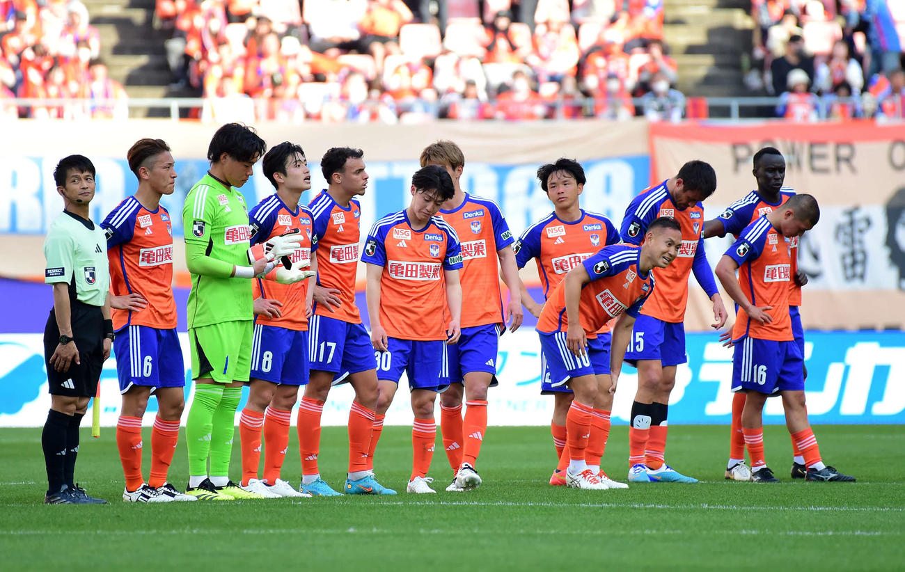 新潟対札幌　札幌と引き分けに終わり、肩を落とす新潟イレブン（撮影・大島享也）