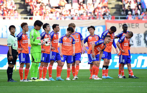 新潟対札幌　札幌と引き分けに終わり、肩を落とす新潟イレブン（撮影・大島享也）