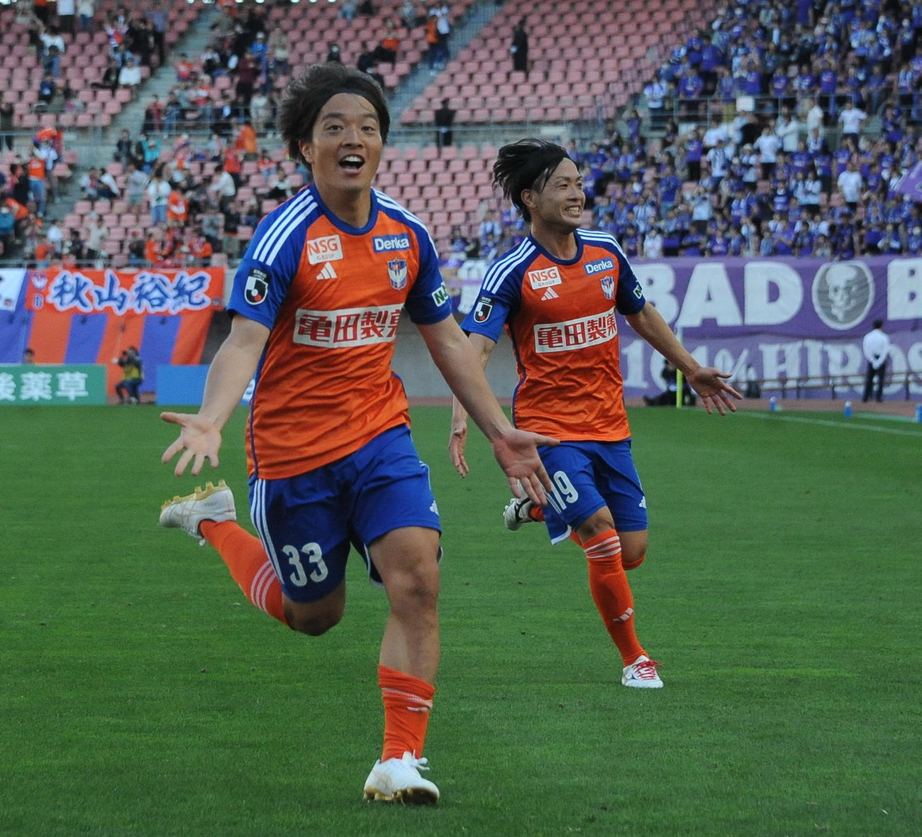 0－1の後半追加タイム4分に同点ゴールを奪い、雄たけびを上げる新潟・高木（左）