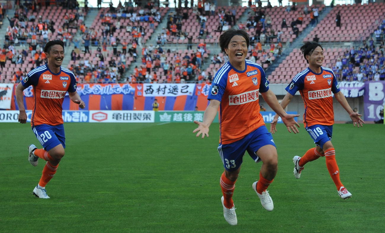 0－1の後半追加タイム4分に同点ゴールを奪い、雄たけびを上げる新潟・高木（中央）