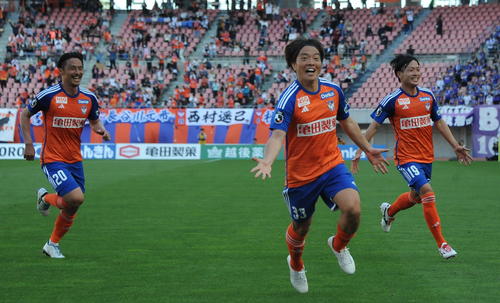 0－1の後半追加タイム4分に同点ゴールを奪い、雄たけびを上げる新潟・高木（中央）